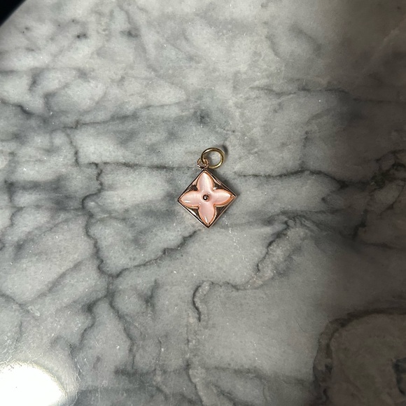 LV Fleur Rose Gold Charm LOUIS VUITTON - Picture 1 of 3
